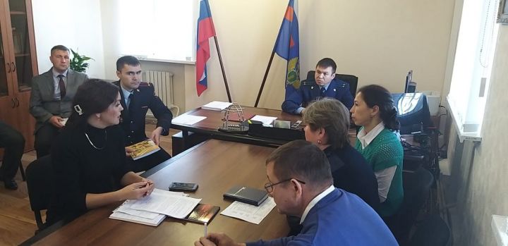 Прокурором Кайбицкого района проведено заседание межведомственной рабочей группы по вопросам профилактики безнадзорности и правонарушений несовершеннолетних