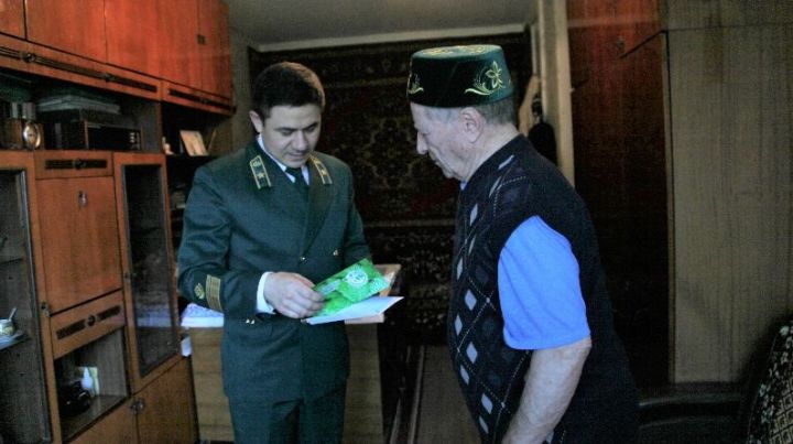 Замминистра лесного хозяйства РТ поздравил с юбилеем ветерана отрасли Гусмана Ибрагимова. Он родился в селе Мурзы Берлибаш Кайбицкого района