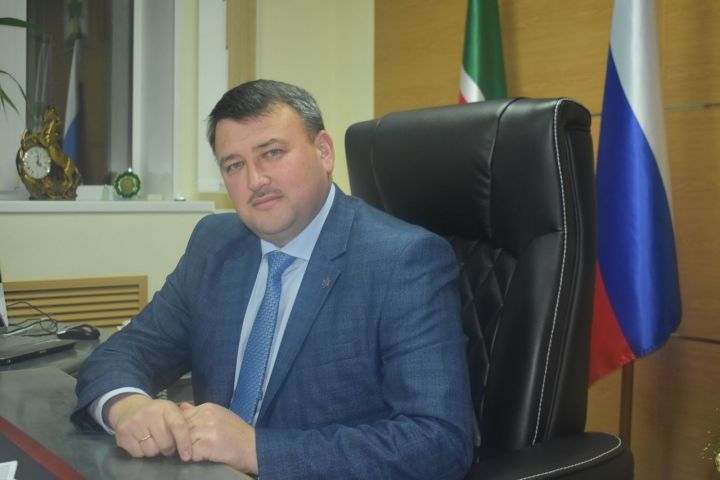Глава района Альберт Рахматуллин поздравляет с Днем защитника Отечества