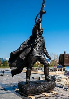 В Казани к юбилею Победы открыли памятник Советскому солдату