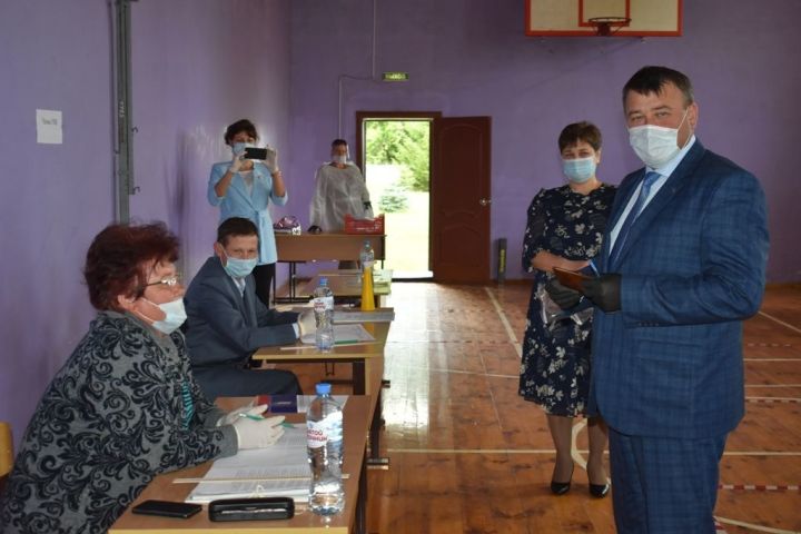 Глава Кайбицкого района одним из первых пришел на свой избирательный участок
