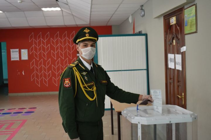 Солдат, вернувшийся из армии, проголосовал на Большекайбицком избирательном участке