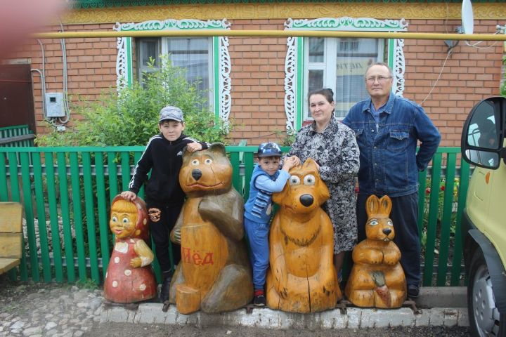 Дом Ворожейкиных и зимой и летом украшает село Малые Меми