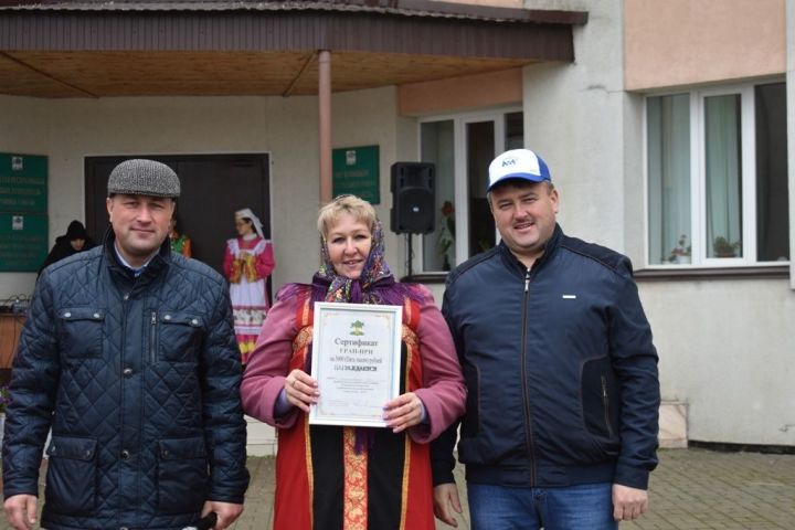 Глава Кайбицкого района поблагодарил учителей и школьников за труд на пришкольных участках