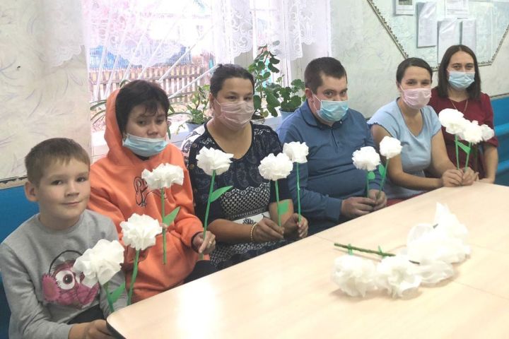 Коллектив Комплексного центра социального обслуживания " Омет" Кайбицкого района  вместе со своими подопечными принял участие в акции " Белый цветок"