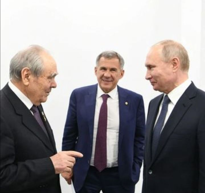 Рустам Минниханов поздравил Владимира Путина с днем рождения