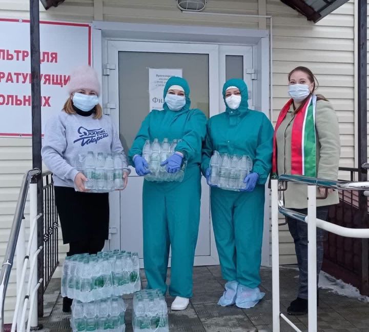 В Кайбицах молодогвардейцы и волонтеры района передали питьевую воду для инфекционного госпиталя