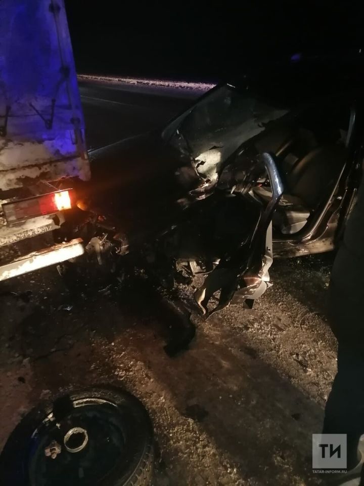 На трассе в Татарстане легковушка влетела под грузовик