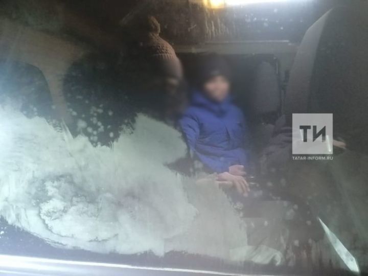 В Татарстане спасли отца с сыном, которые замерзали в сломавшемся авто на трассе