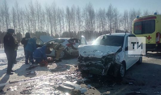 Четыре человека погибли в столкновении двух легковушек на трассе в Татарстане