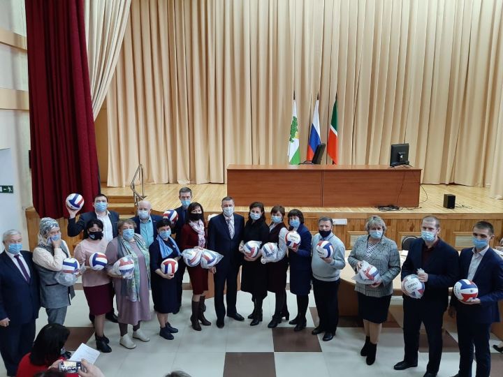 Кайбицким школам подарили волейбольные мячи