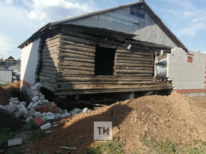 В Татарстане рабочих завалило кирпичами разрушившейся стены дома