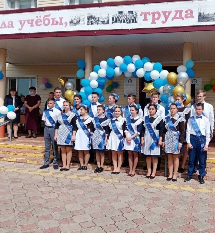 Закончились школьные годы для 17 выпускников Федоровской школы