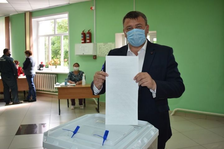 Глава района проголосовал на праймериз "Единой России"