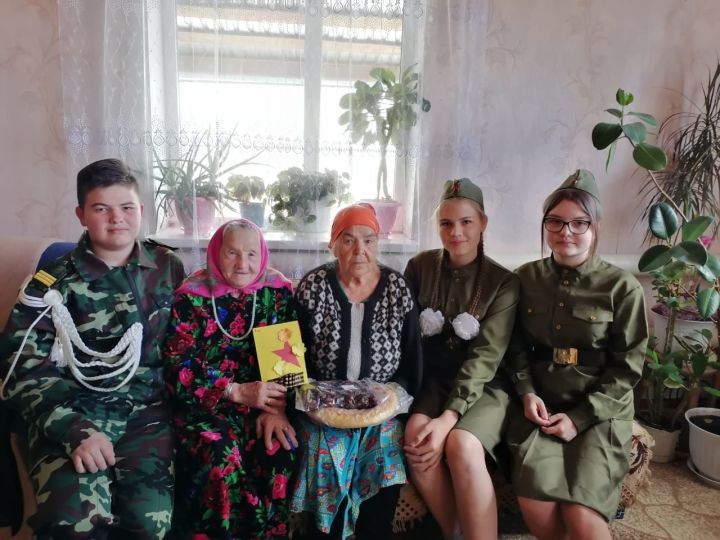 Учащиеся Большекайбицкой школы навестили жительницу блокадного Ленинграда
