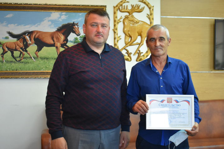 Глава Кайбицкого района вручил сертификат на строительство жилья