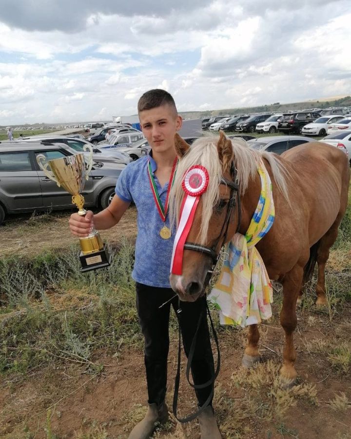 Наездник из Кайбицкого района победил на скачках XI Всероссийского Сабантуя