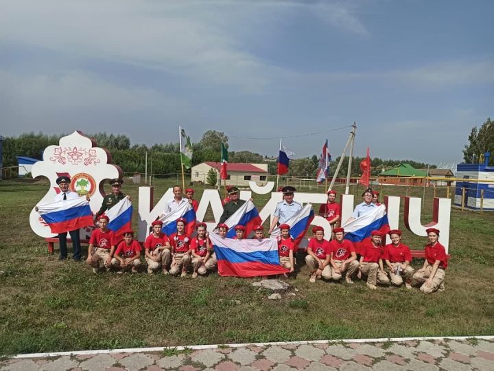 Кайбичане отмечают День Государственного флага России