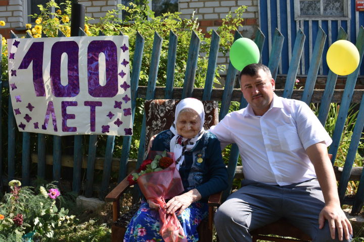 Жительнице Ульянкова Наталии Степановне Кириловой исполнилось 100 лет