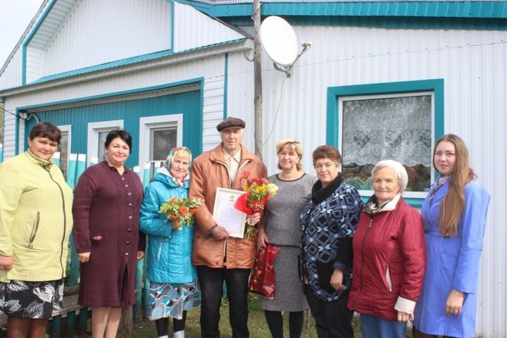 Поздравления в честь 80-летнего юбилея принимал житель Каргалы Александр Сорокин