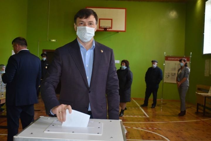 Министр земельных и имущественных отношений РТ проголосовал в Кайбицком районе