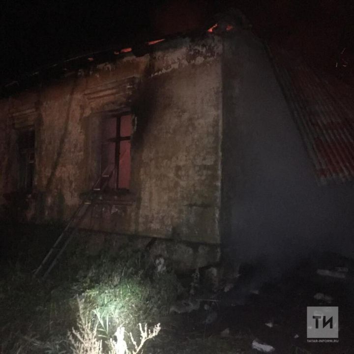 В Татарстане на пожаре в заброшенном доме обнаружили тела двоих погибших