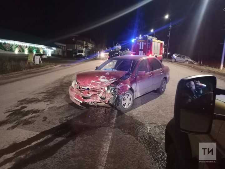 Легковушку сложило пополам в ДТП в Татарстане, водителя с травмами увезли в больницу