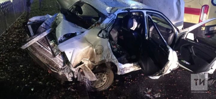 Такси превратилось в груду металла в результате ДТП в Татарстане, пострадал водитель