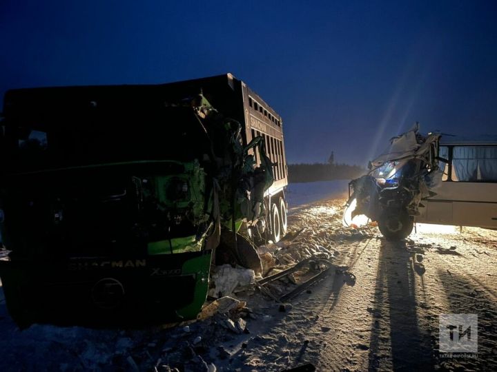 Кабина автобуса смялась после ДТП с грузовиком в Татарстане, пострадали оба водителя