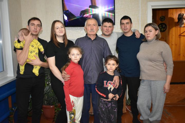 Николай Ворожейкин из Малых Мемей, потеряв супругу, нашел в себе силы воспитать пятерых детей
