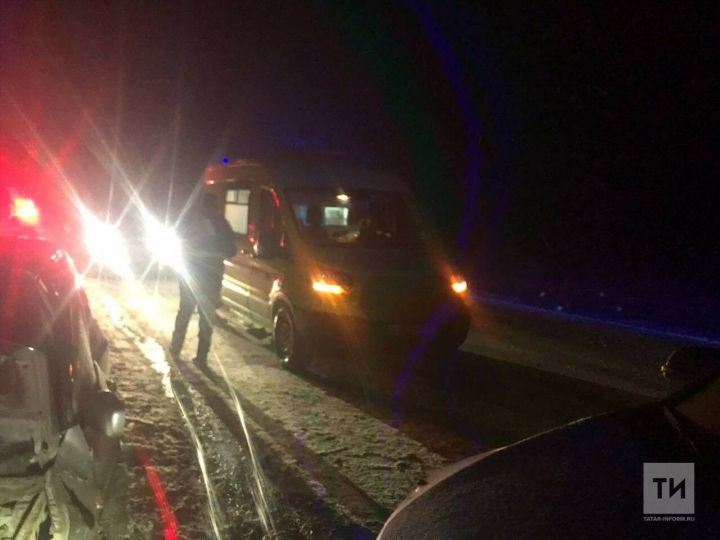 На трассе в Татарстане столкнулись три автомобиля, пострадали шесть человек