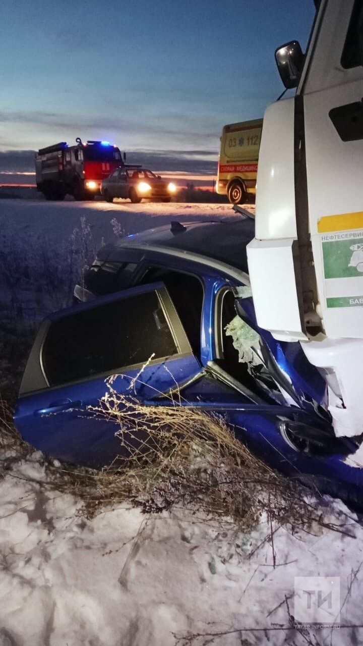 Водитель легковушки погиб, столкнувшись с «КАМАЗом» на трассе в Татарстане