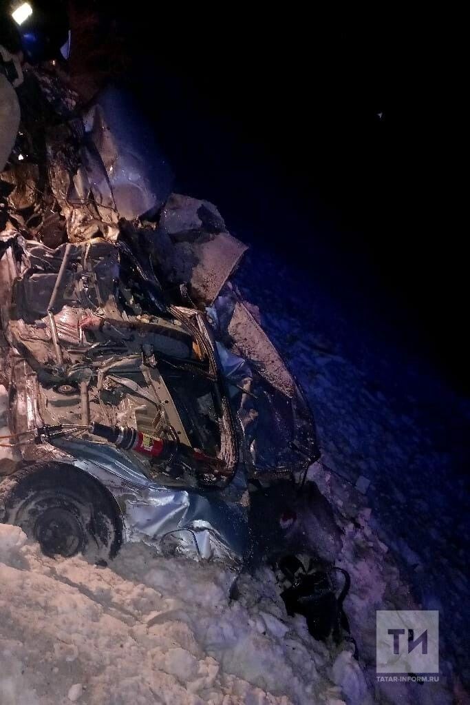 В Татарстане водитель легковушки погиб в столкновении с грузовиком