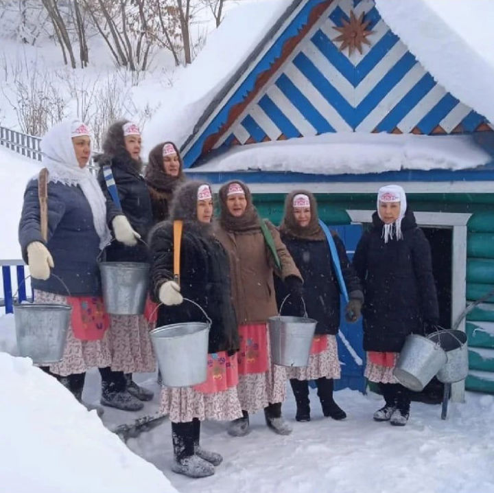В Старых Чечкабах фольклорный ансамбль «Ак калфак» показал обряд прядения на веретене