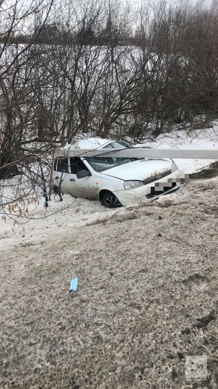 В Татарстане легковушка на скорости врезалась в столб, водитель погиб