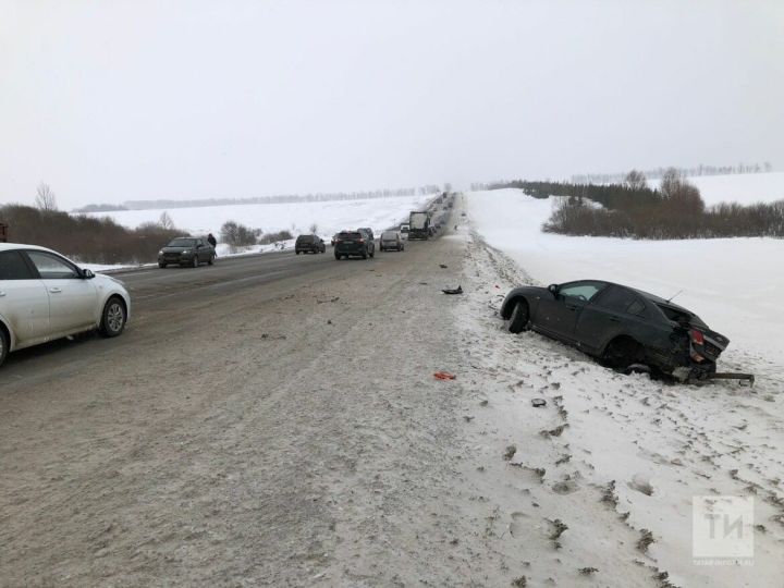 Четыре человека пострадали в лобовом столкновении двух легковушек на трассе в Татарстане