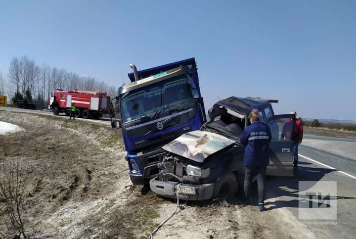 В Татарстане пассажир внедорожника погиб в ДТП с самосвалом