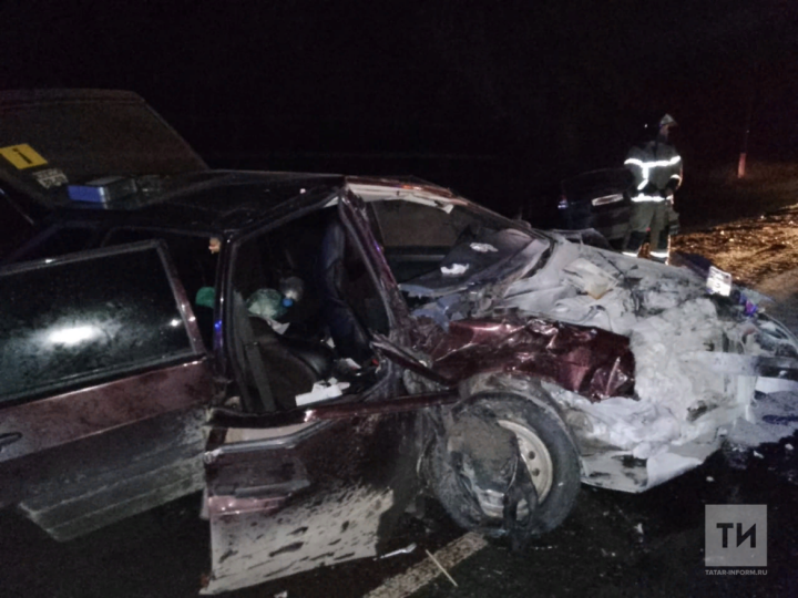 Три человека пострадали в столкновении двух авто на трассе в Татарстане
