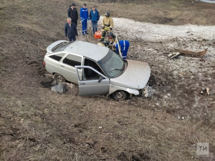 В Татарстане погиб водитель, вылетев на авто в кювет