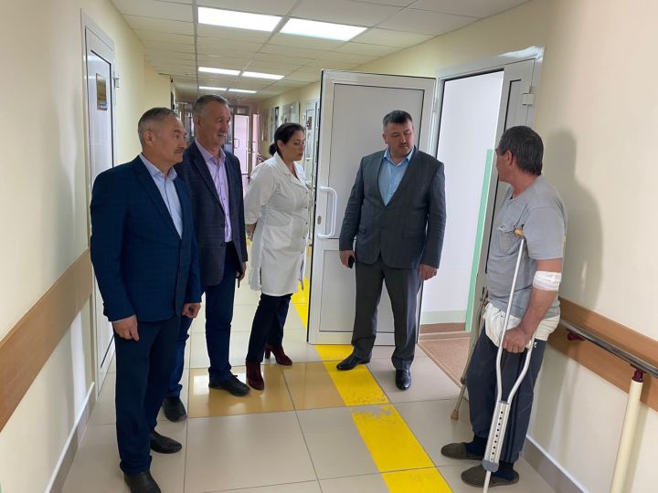 Глава Кайбицкого района ознакомился с ходом капитального ремонта в Кайбицкой центральной больнице