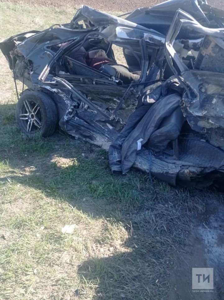 В  Татарстане водитель и пассажир легковушки погибли, столкнувшись с грузовиком