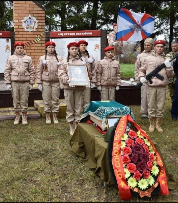 В канун Дня Победы кайбицкие школьники привели в порядок территорию захоронения советского солдата