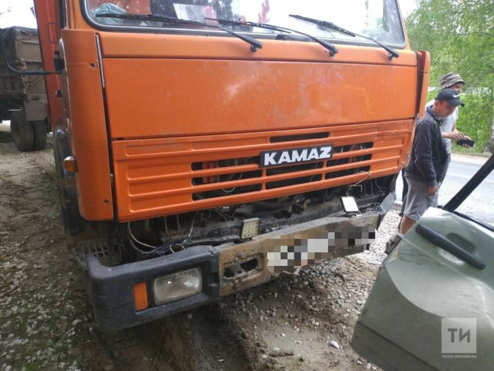 Два человека пострадали в столкновении легковушки и грузовика на трассе в РТ