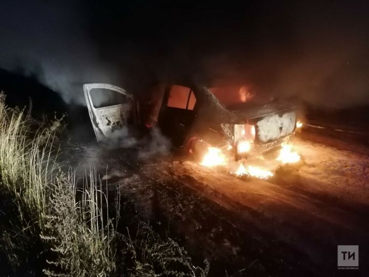 В поле дотла сгорела легковушка в Татарстане