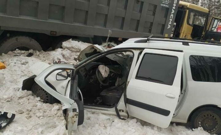 В Татарстане легковушка протаранила грузовик, водитель госпитализирован