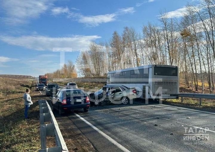 На трассе в РТ водитель легковушки, обгоняя автобус, врезался в «ГАЗель», двое пострадали