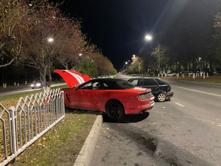 В Челнах Mustang влетел в ограждение после того, как в него врезалась легковушка