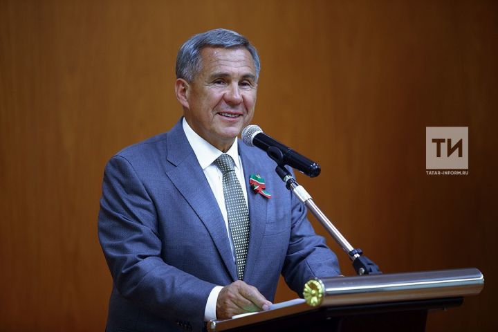 Минниханов поздравил с 30-летием Конституции России