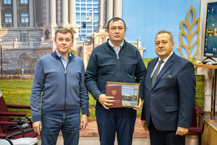 Главному аграрию района вручили удостоверение о прохождении обучения