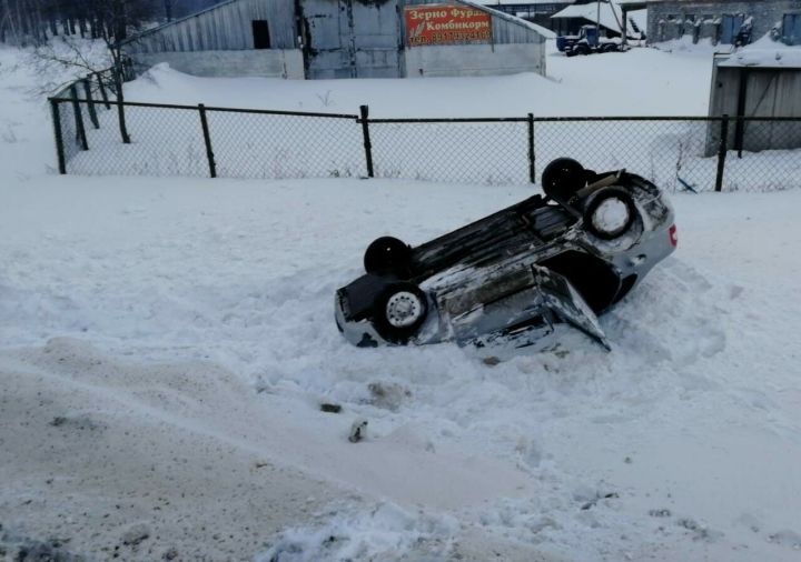В Татарстане автомобиль перевернулся на крышу после ДТП, двое пострадали